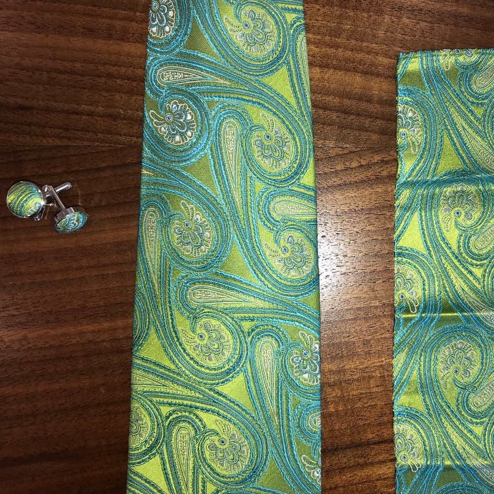 LIKE NEW Green Tie, Pocket Square & Cufflink Set